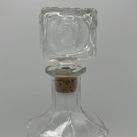 CIRCLE CLEAR CUT GLASS DECANTER VINTAGE with CORK SQUARE TOP - Picture 2 of 9